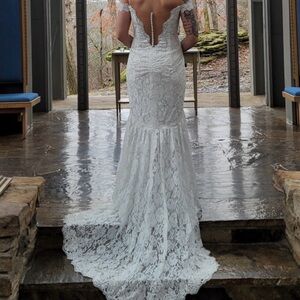 Elegant Lace Galina Signature size 6 Wedding Dress